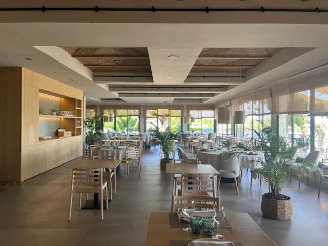 Hotel Restaurant Juanito Platja Sant Carles de la Ràpita Exterior photo
